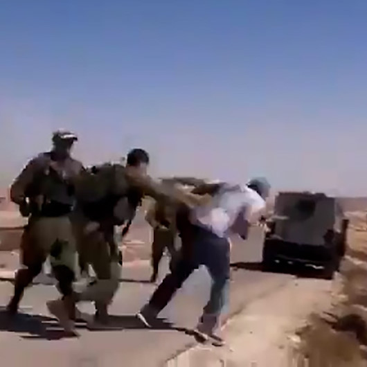 İşgalci İsrail askerlerinin saldırısına uğrayan muhabir yere kapaklandı