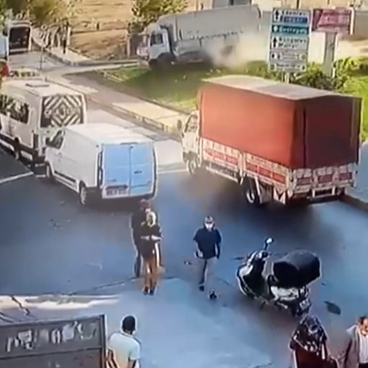 Güngören’de kontrolden çıkan kamyonet metro durağının girişine çarptı