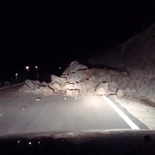 Samandağ-Arsuz yolu heyelan nedeniyle trafiğe kapatıldı