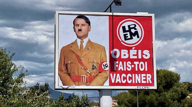 Fransa Cumhurbaşkanı Emmanuel Macron'un Hitler'e benzetildiği afiş.