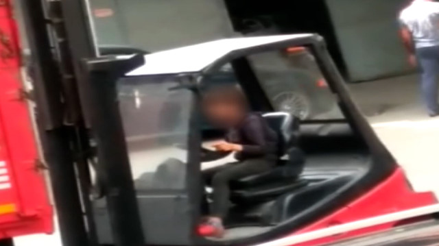 Eyüpsultan'da forklift kullanan çocuk sürücü kamerada