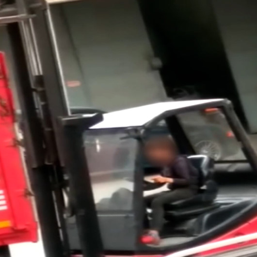 Eyüpsultanda forklift kullanan çocuk sürücü kamerada