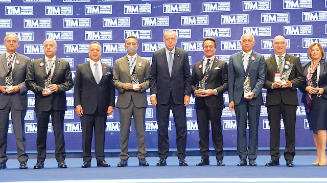 Etkinlikte konuşmalar sonrası Türkiye’nin ihracat şampiyonlarının ödülleri sahiplerini buldu. Geçen yıl en çok ihracat yapan ilk 10 firmanın yetkilileri ödüllerini Cumhurbaşkanı Erdoğan’ın elinden aldı.
