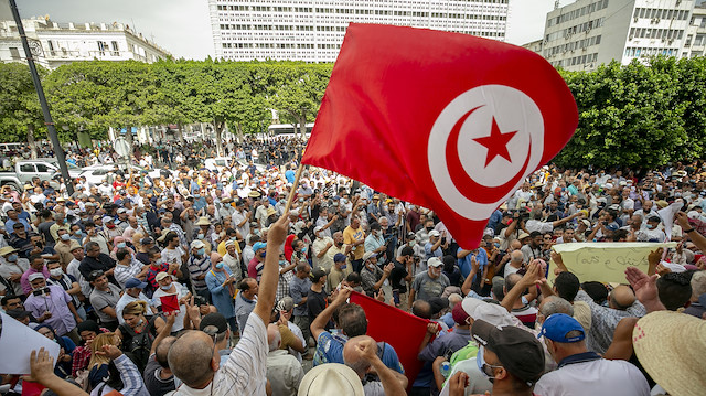 Tunus halkı darbeye karşı sokaklarda