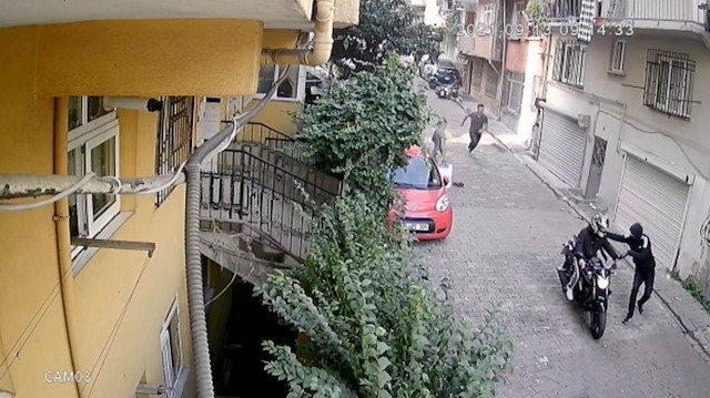 İstanbul’da bıçaklı gasp dehşeti kamerada.