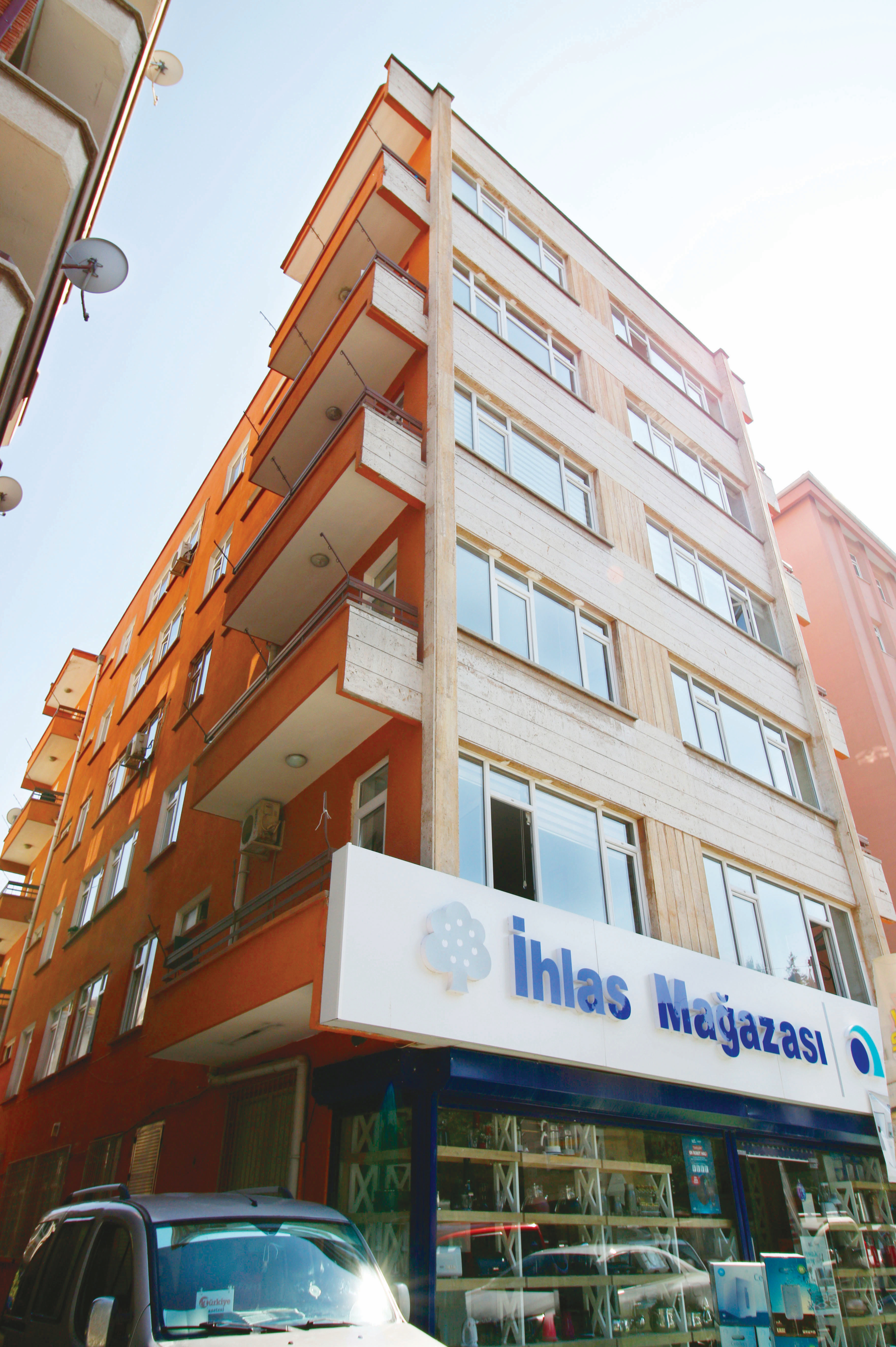 Büyük Birlik Partisi’ne hizmet veren Tuna Caddesi’ndeki parti binası artık kullanılmıyor.