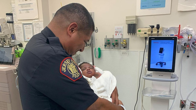 Eduardo Matute adlı polis hızlı davranarak bebeği yere düşmeden tuttu.