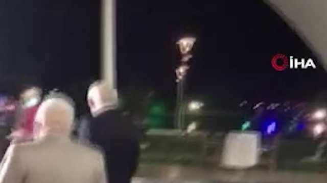 Kılıçdaroğlu’nun katıldığı düğünde kendisini görüntülemek isteyen kameraman havuza düştü