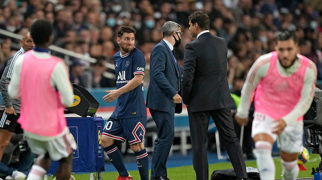 Lionel Messi, oyundan alınması sonrasında şaşkınlığını gizleyemedi.