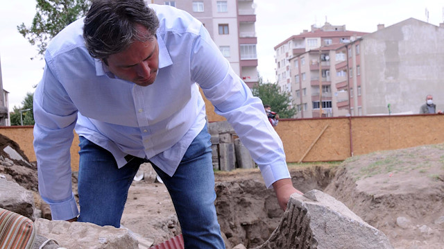 Çalışmalarda eyvan tipi kümbet, kümbetin içinde ise, üzerinde 'El muhtaç, ilarahmettullah' şeklinde yazan lahit (taştan ya da mermerden oyma mezar) bulundu.