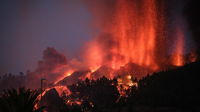 La Palma'da yanardağ patlaması yüzlerce evin yanmasına neden oldu.