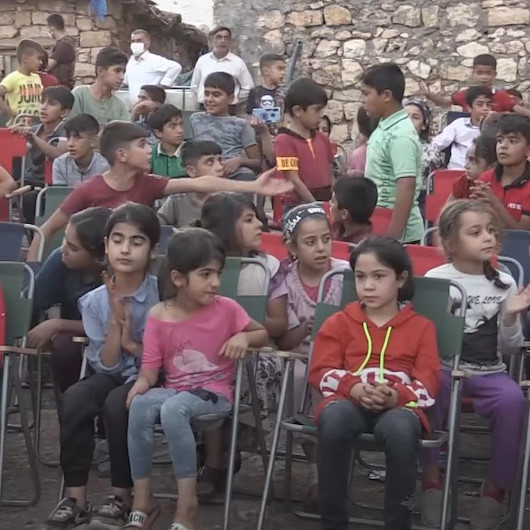 Diyarbakırlı çocuklar köy meydanına kurulan açık hava sinemasının tadını çıkardı