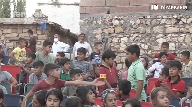 Diyarbakırlı çocuklar köy meydanına kurulan açık hava sinemasının tadını çıkardı
