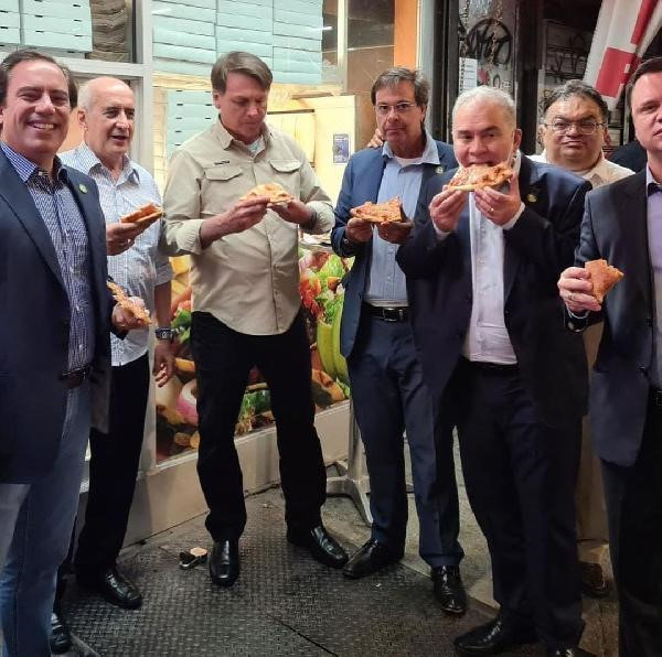 Bolsonaro, Kovid-19 aşısı olmadığı için pizza restoranına alınmamıştı.