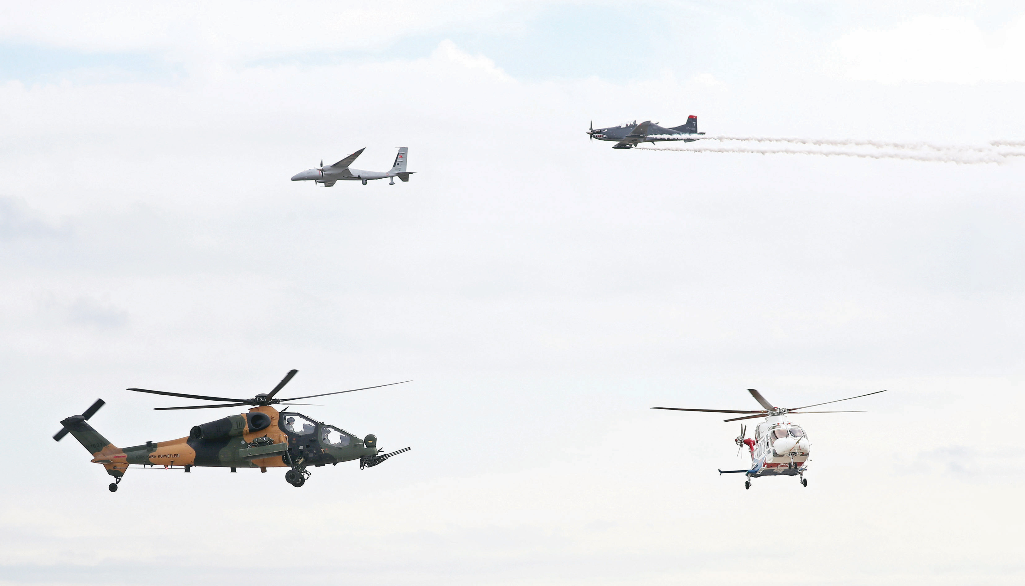 Gösteri uçuşu yapan Akıncı TİHA, ATAK helikopteri, HÜRKUŞ ve GÖKBEY aynı karede yer aldı. Akıncı’nın gösteri uçuşunu Selçuk Bayraktar da ailesi ile birlikte izledi.
