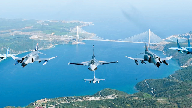Türk Hava Kuvvetleri ile Azerbaycan Hava Kuvvetlerine ait uçaklar, Teknofest için İstanbul Boğazı’nda uçtu.
