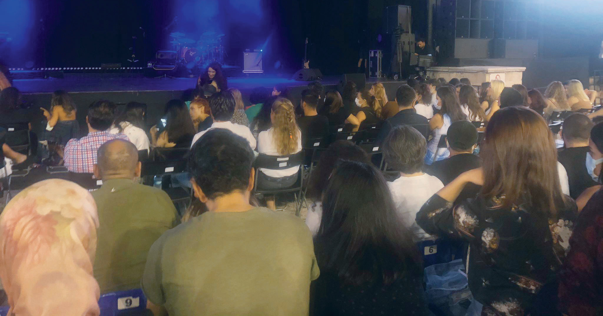 ‘Sosyal mesafesiz’ konserde, maske kuralına riayet edilmediği gibi zaman zaman sigara içenler bile oldu.