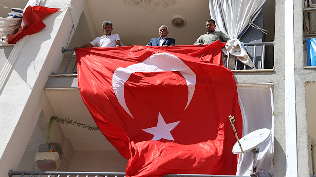 Şeyhmus Kaya, dev Türk Bayrağını evinin balkonuna astı.