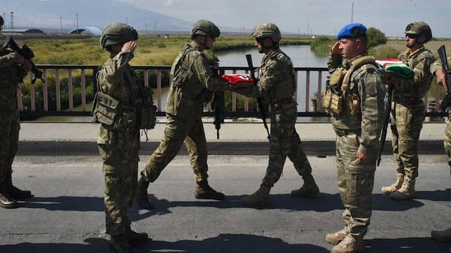 Azerbaycan askerleri, askerlerimizi Nahçıvan’daki Ümit Köprüsü’nde karşıladı.