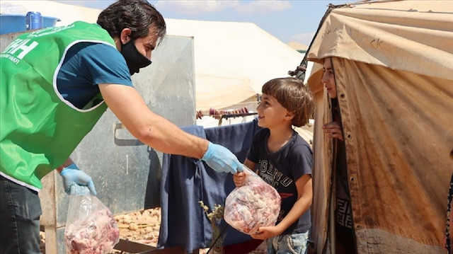 إدلب.. "الإغاثة التركية" توزع لحوما على 35 ألف أسرة