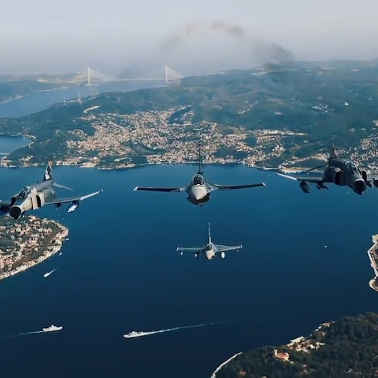 Türk Yıldızları ve Azerbaycan uçaklarından İstanbul semalarında nefes kesen uçuş
