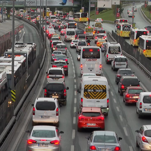 Bir İstanbul klasiği: Trafik yoğunluğu ve metrelerce uzanan kuyruklar