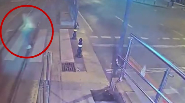 Tramvay yolunda polisin kullandığı motosiklet kırmızıda geçen yayaya çarptı