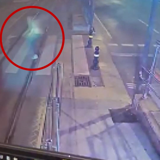 Tramvay yolunda polisin kullandığı motosiklet kırmızıda geçen yayaya çarptı