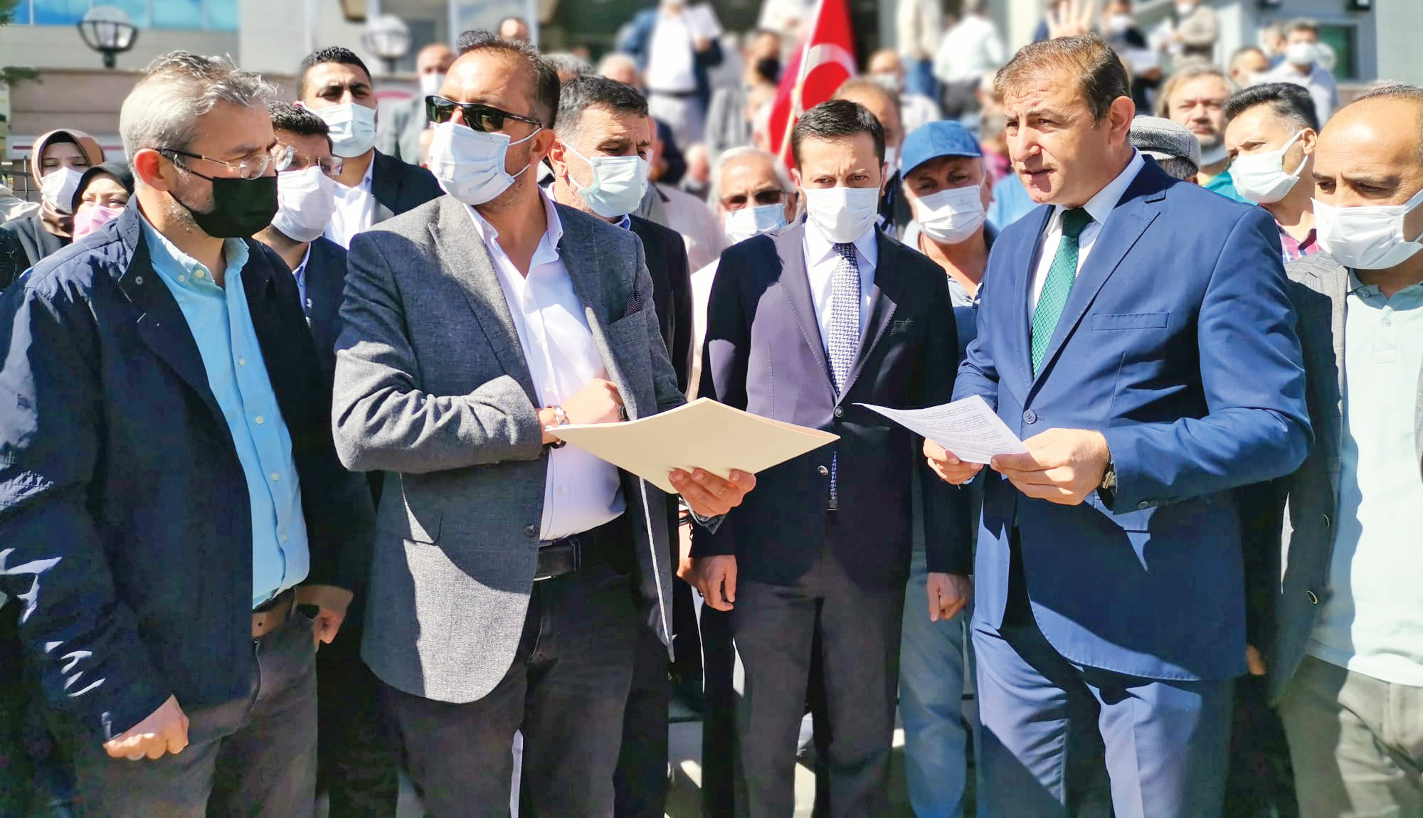 AK Parti Etimesgut İlçe Başkanlığı ve partililer, CHP Etimesgut İlçe Başkanı Cemal Emir hakkında, partisinin 3. Olağanüstü İlçe Kongresi’ndeki konuşmasında kullandığı ifadeler nedeniyle suç duyurusunda bulundu. AK Parti Etimesgut İlçe Başkanı Halil Hotaman, partililerle Batı Adliyesi önünde basın açıklaması yaptı.