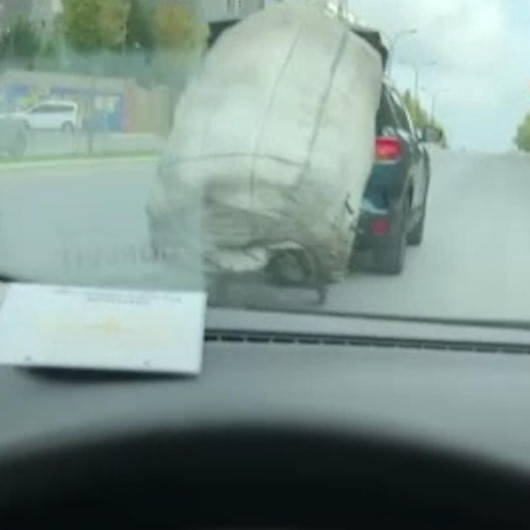 Kağıt toplayıcısı gence aracıyla yardım etti
