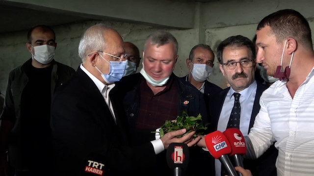 CHP'den çay tiyatrosu: Üretici gibi bilgi veren kişi CHP'li Kemalpaşa Belediye Başkanının oğlu çıktı