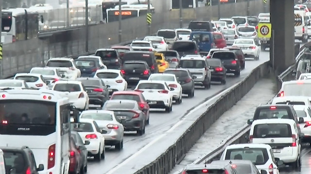 Felç olan İstanbul trafiği sağanak sonrası durma noktasına geldi