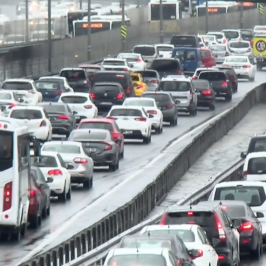 Felç olan İstanbul trafiği sağanak sonrası durma noktasına geldi