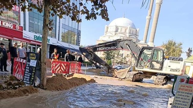 Tekirdağ’da patlayan su borusu vatandaşı isyan ettirdi: TESKİ'den yine beceriksizlik örneği