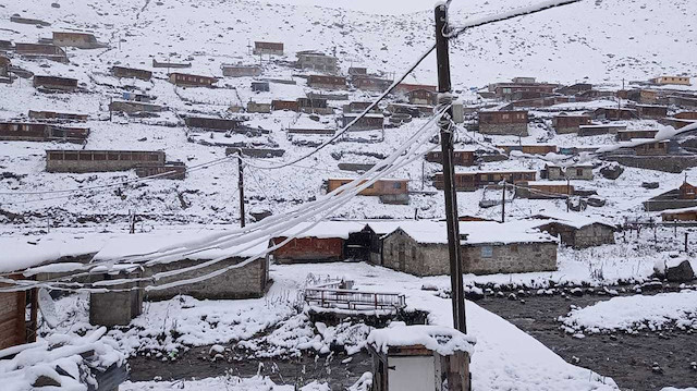 Karadeniz'de kar sürprizi: Uyandıklarında 15 santimetre karla karşılaştılar