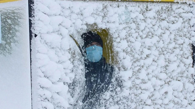 Doğu Karadeniz'in yüksek kesimlerinde kar yağışı etkili oldu, güne karla uyanan yaylacılar şaşırdı.
