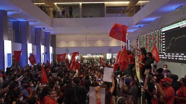 Evsiz İşçiler Hareketi, Sao Paulo Menkul Kıymetler Borsası’nı işgal etti.