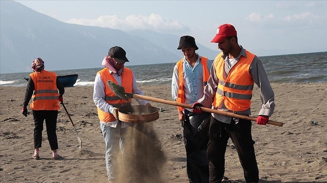 تواصل أعمال تنظيف آثار التسرب النفطي السوري بسواحل هطاي التركية