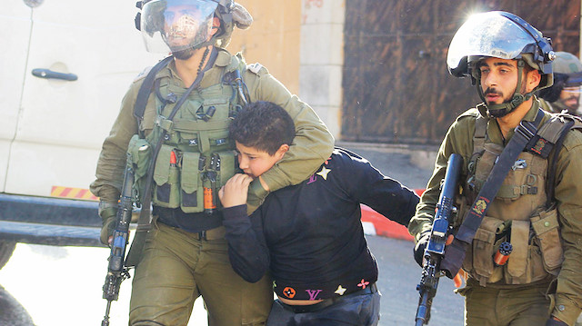 10 yaşında İsmail En-Niççe İsrail askerleri tarafından vahşice darp edildi. Askerler, En-Niççe’yi 3 saat alıkoydu.