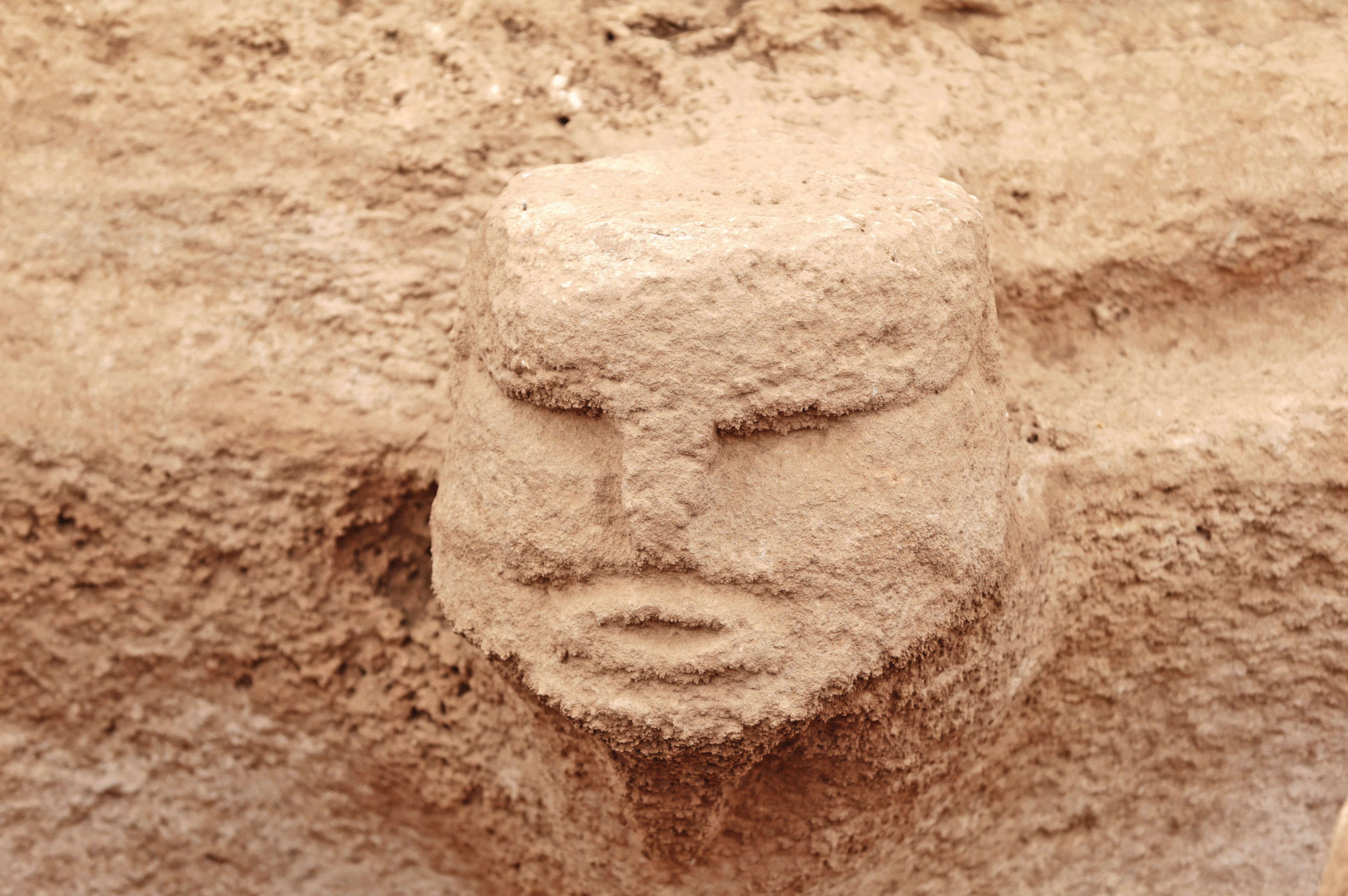 Karahantepe kazı alanındaki bir detay. Göbeklitepede insan silüeti T taşlar ile sembolize edilirken burada daha gerçekçi bir insan yapısı var.