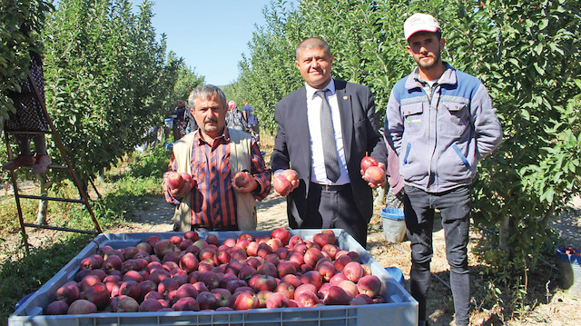 Isparta Ziraat Odası Başkanı Mustahattin Can Selçuk (ortada)