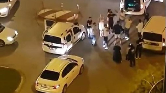 Antalya'da kavşağı trafiğe kapatıp erik dalı oynadılar