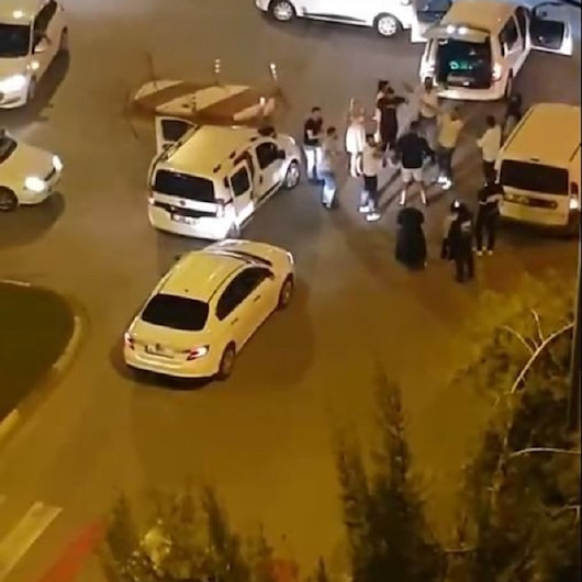 Antalyada kavşağı trafiğe kapatıp erik dalı oynadılar