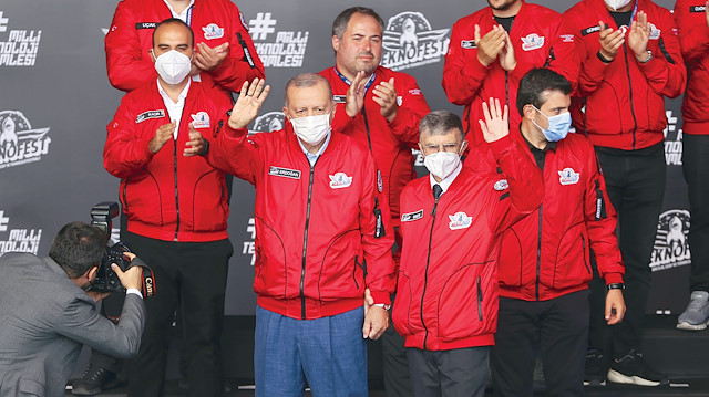 Erdoğan, Nobel ödüllü 
Aziz Sancar ile birlikte 
Teknofest yarışmalarında 
dereceye giren takımlara 
ödüllerini verdi. 