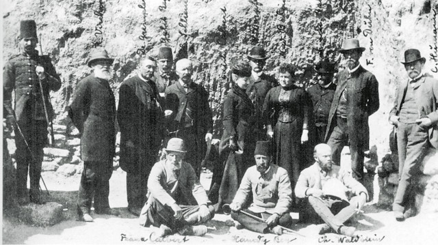 1890 yılında Heinrich Schliemann, Wilhelm 
Dörpfeld ve Müze-i Hümayun’u temsilen 
Osman Hamdi Bey Troya’da