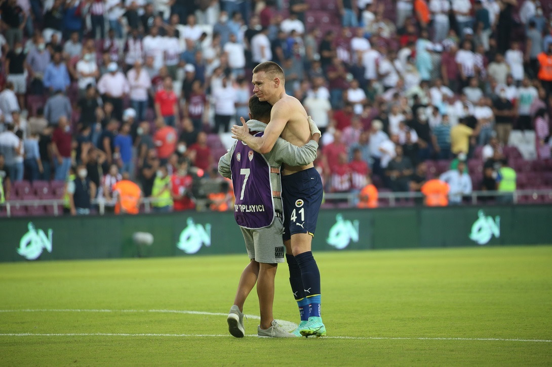 Szalai formasını top toplayıcı çocuğa hediye etti.