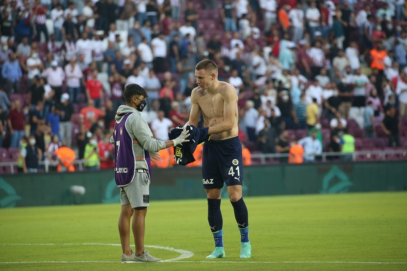 Szalai formasını top toplayıcı çocuğa hediye etti.