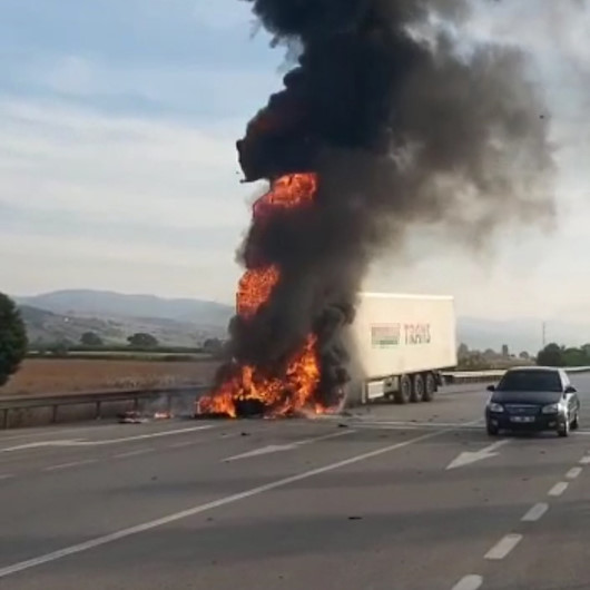 Bursa’da seyir halindeki TIR alev alev yandı