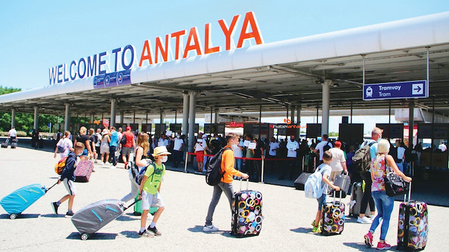 Ülkeye gelen turistlerin yüzde 45'i Antalya'dan giriş yaptı
