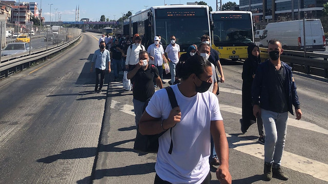 ULUS HABER Genel Yayın Yönetmeni Cengiz Alçayır, vatandaşların yürümek zorunda kaldığı görüntüleri Twitter hesabından paylaştı. 